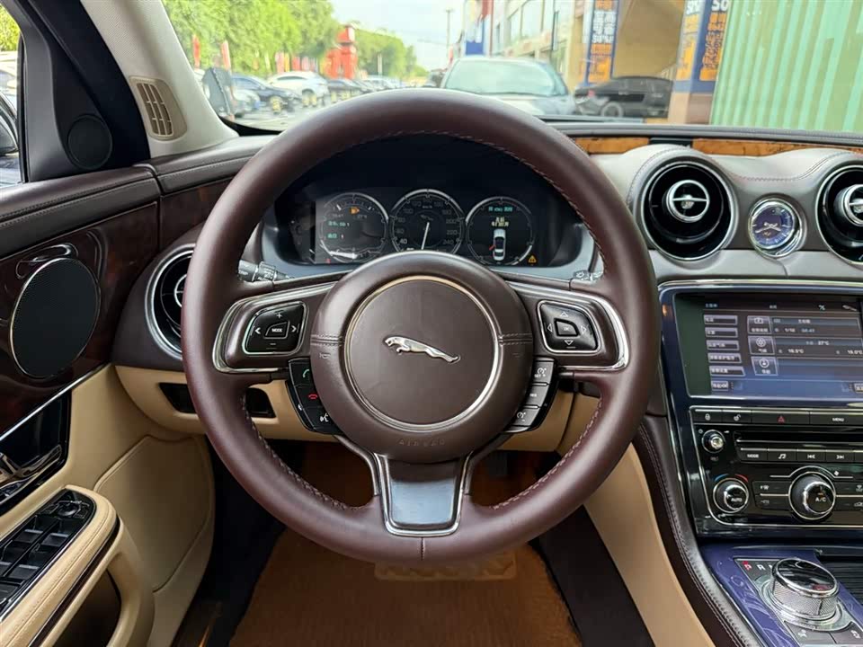 Jaguar XJ Jaguar XJ