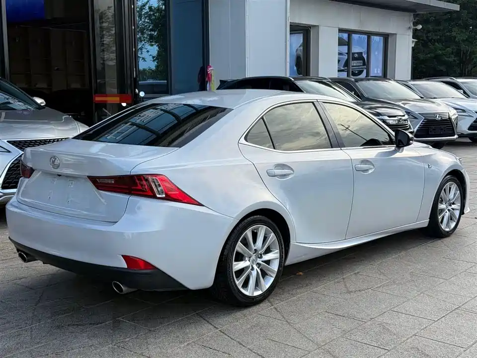 Lexus IS