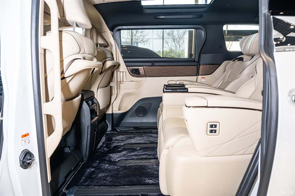 Toyota Alphard, 2024 11