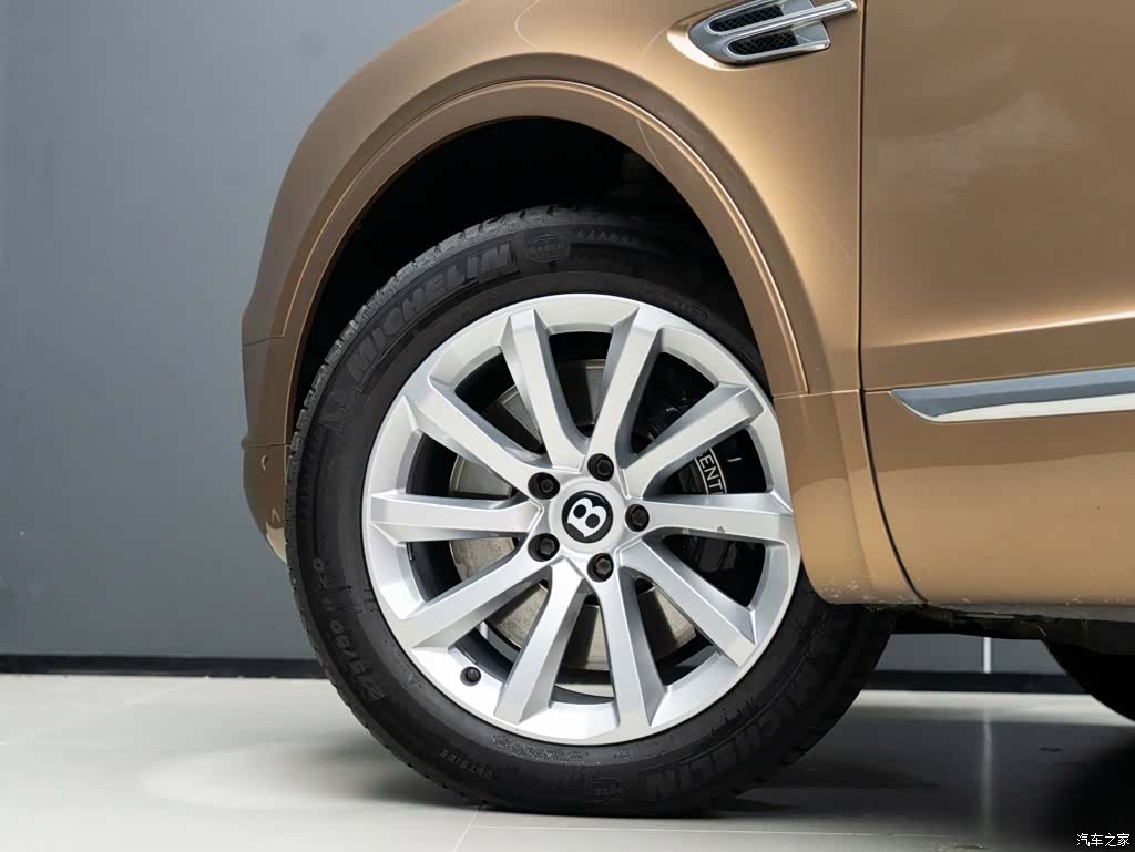 Bentley Bentayga, 2019 6