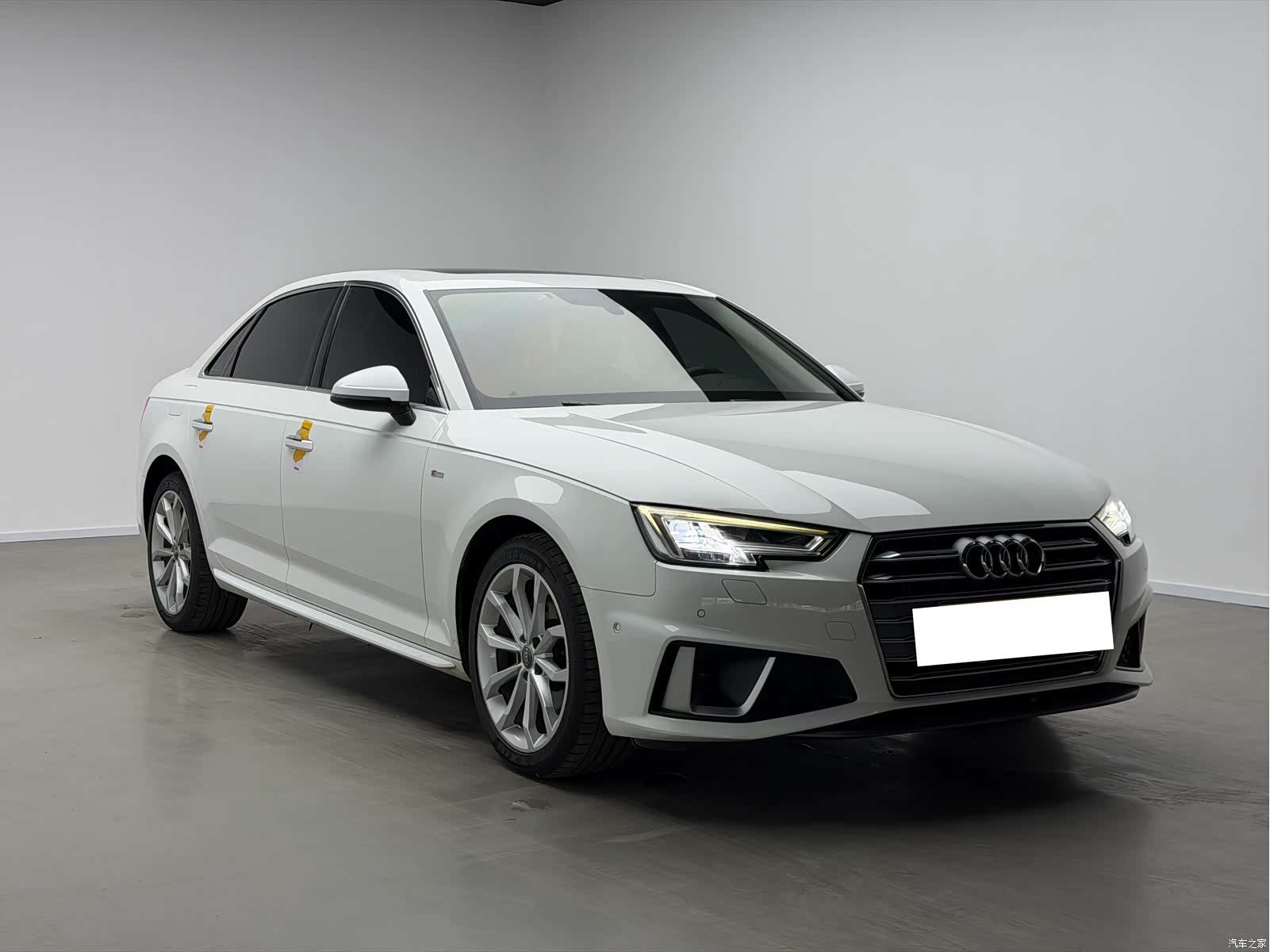 Audi A4L, 2019 все фото