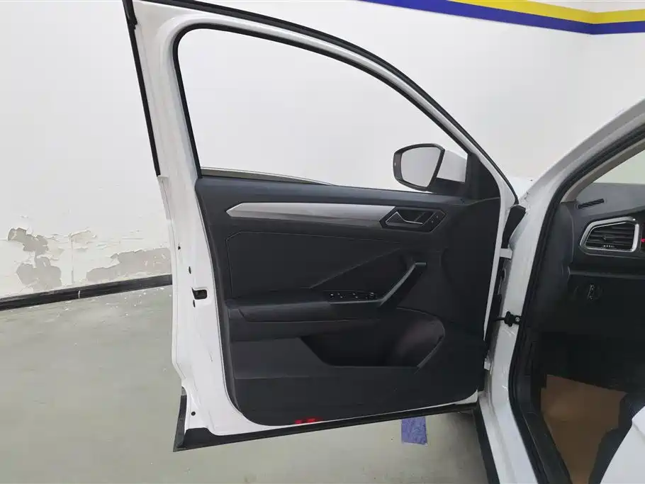 Volkswagen T-ROC exploring Songs