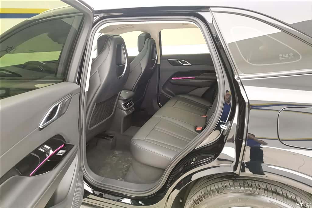 Hongqi HS3, 2024 11