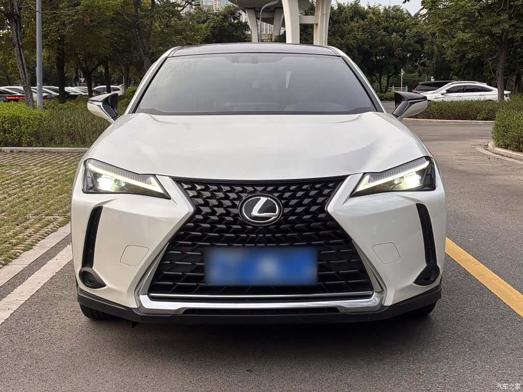 Lexus UX, 2022 3