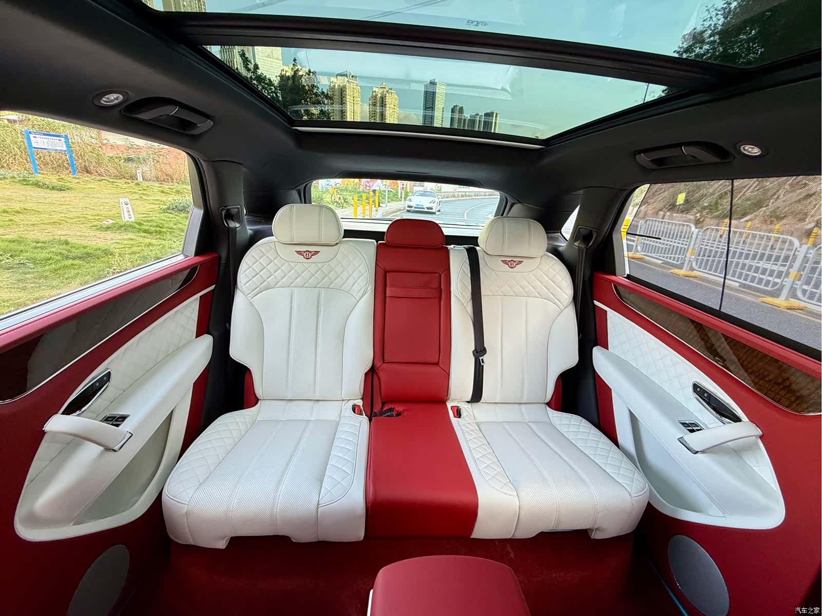 Bentley Bentayga, 2017 11