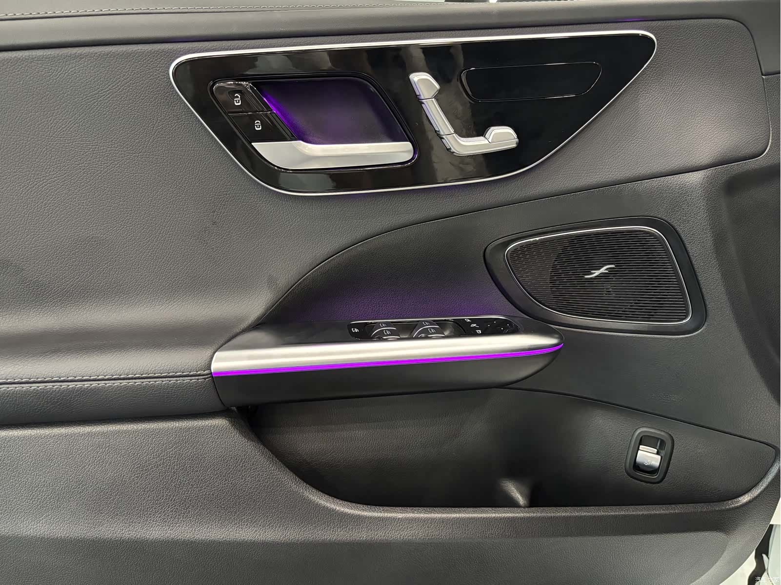 Mercedes-Benz C-Class, 2025 17