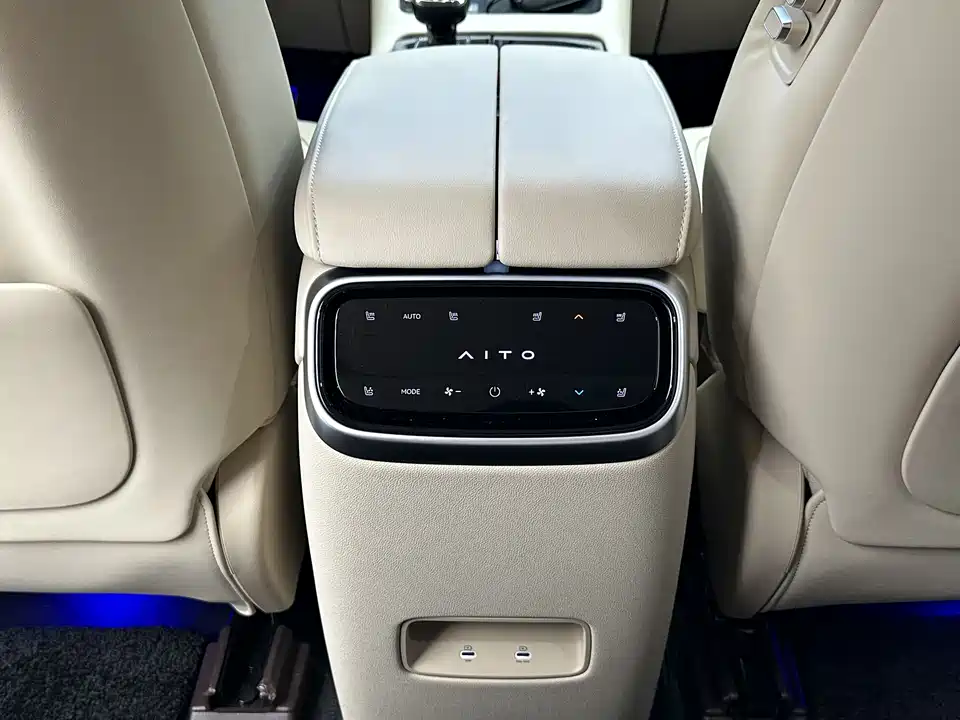 AITO Ask the world M7