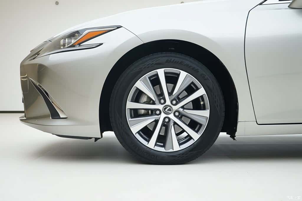 Lexus ES, 2019 16