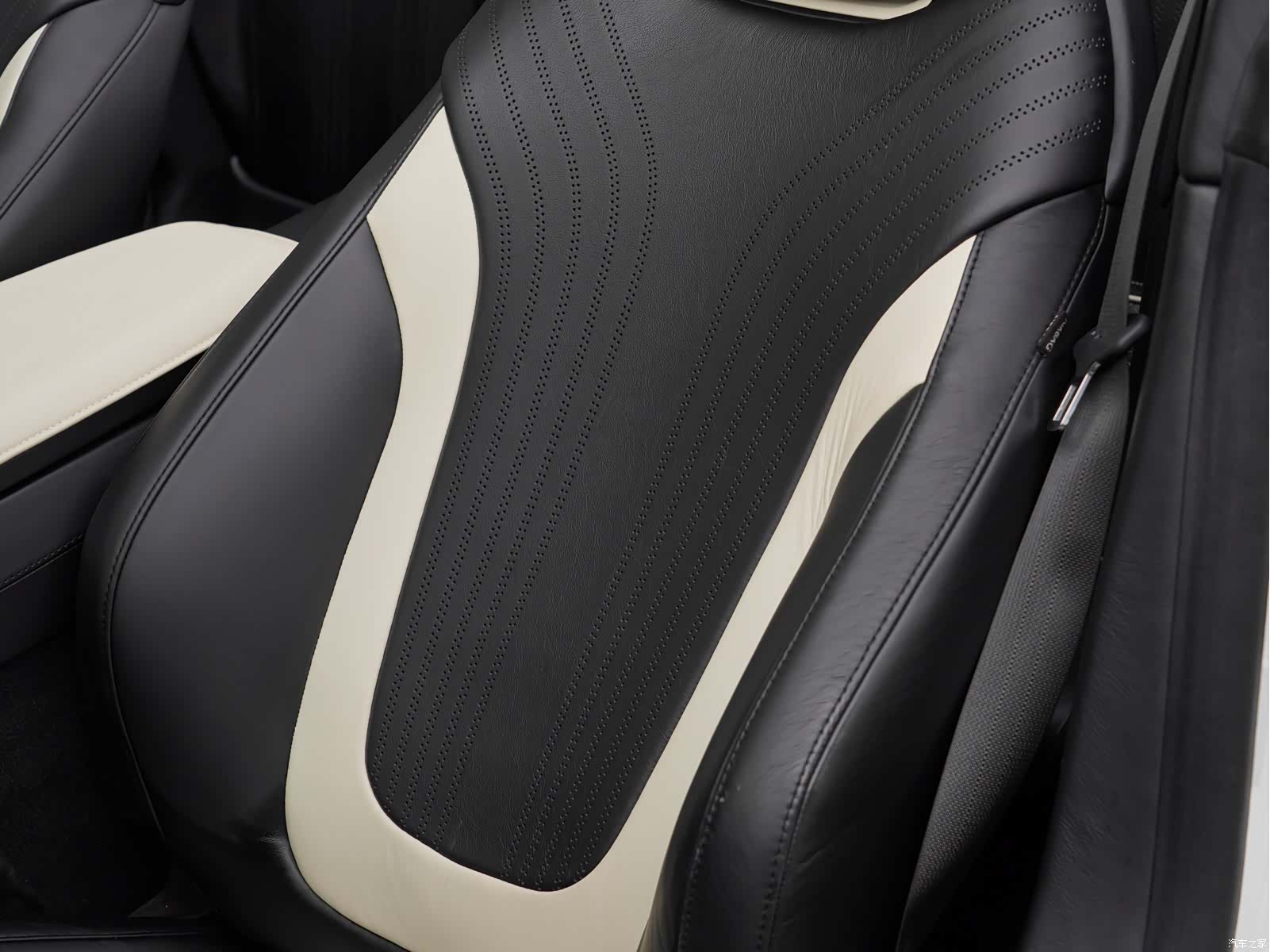 Aston Martin DB11, 2020 25