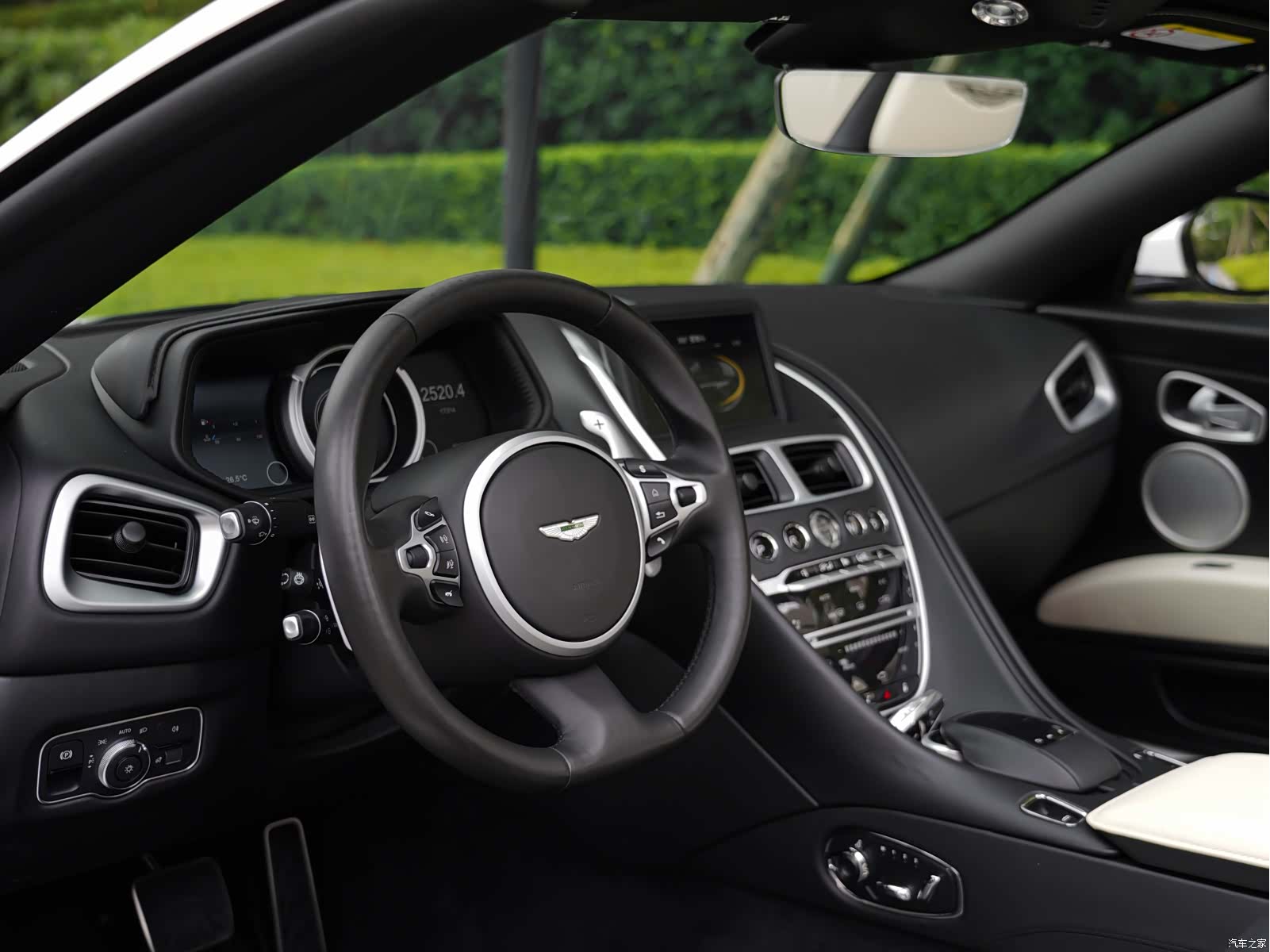 Aston Martin DB11, 2020 12
