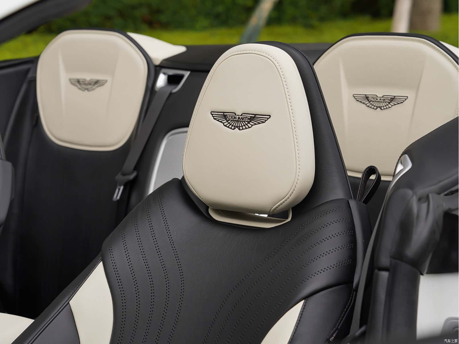 Aston Martin DB11, 2020 24