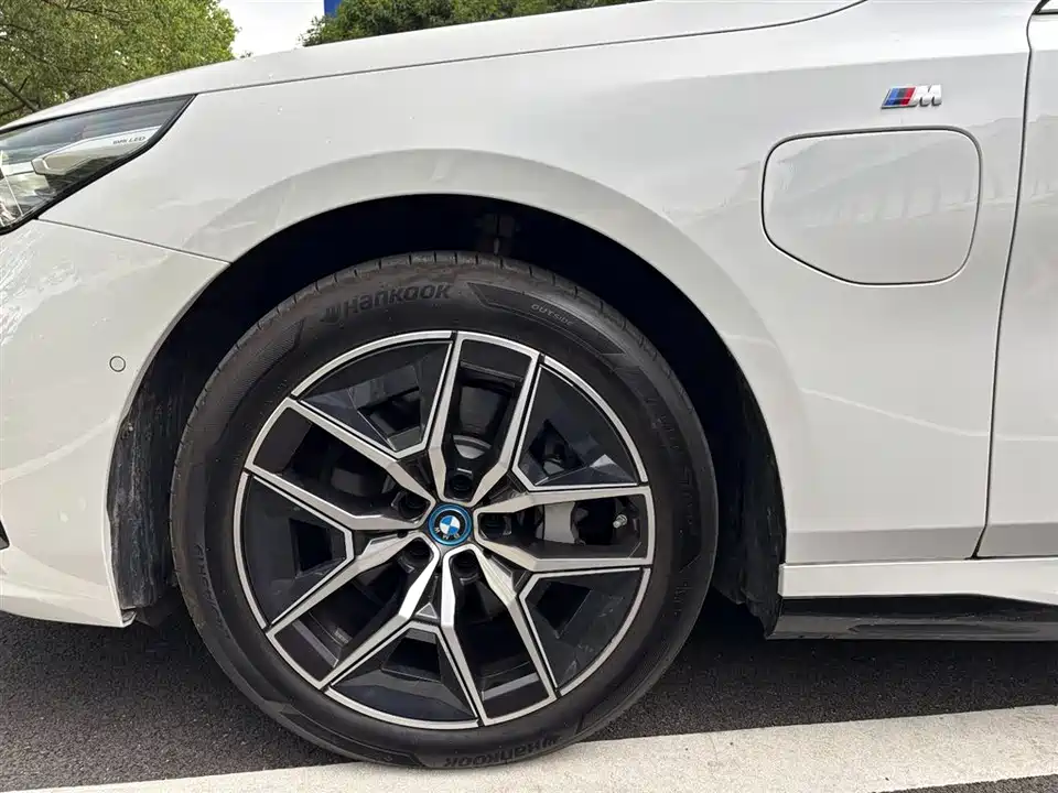 BMW i5