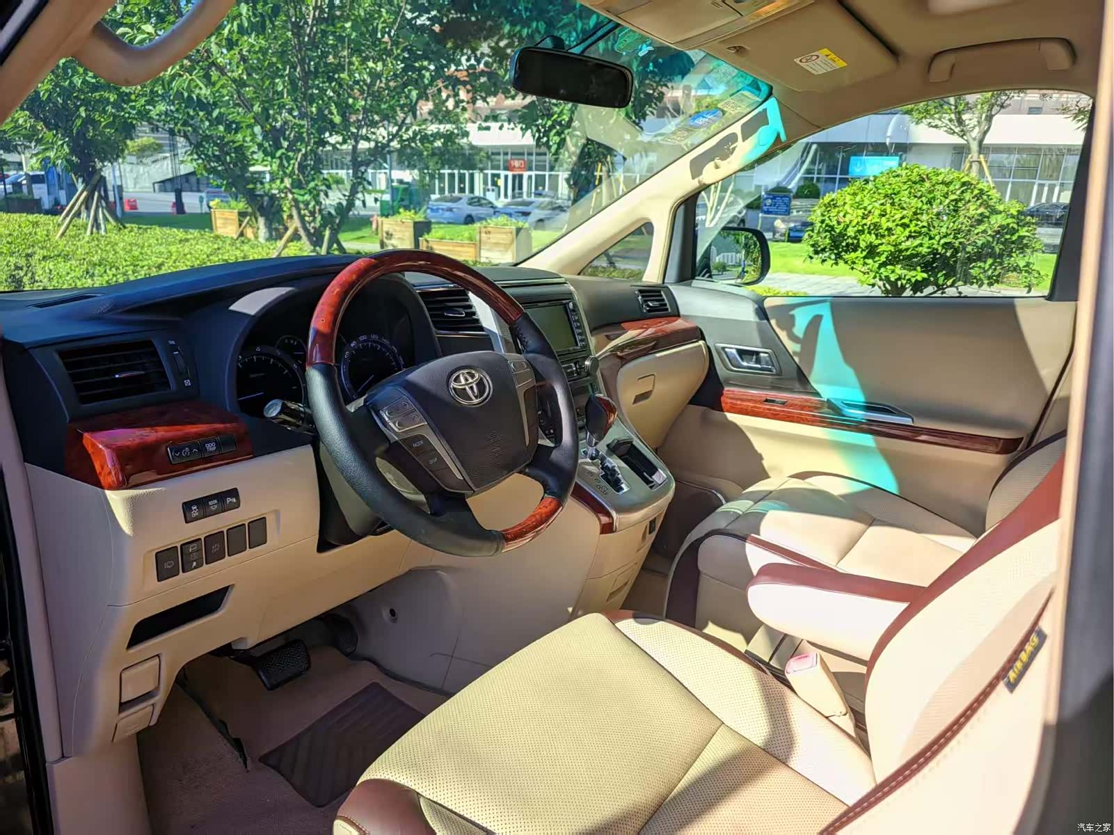 Toyota Alphard, 2011 10