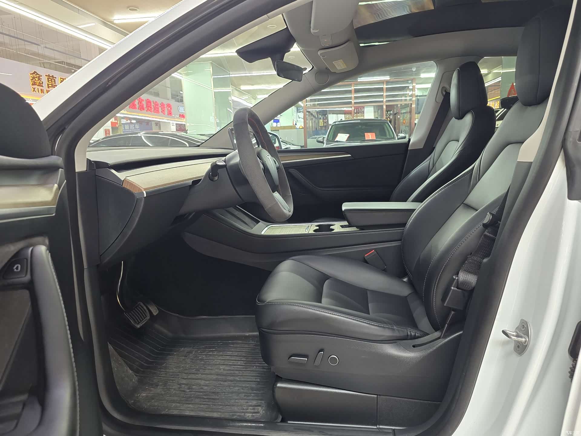 Tesla Model Y, 2023 10