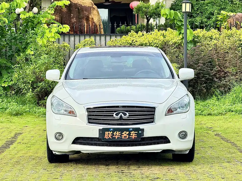 Infiniti Q70