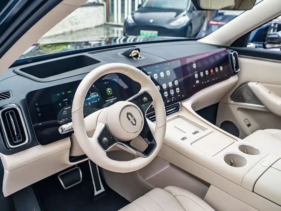 AITO Ask the world M8