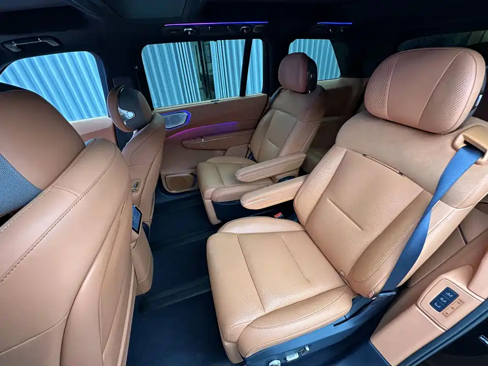 Lynk & Co 900