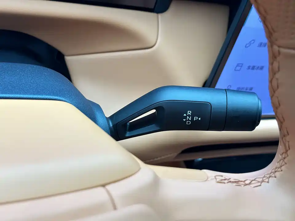 Lynk & Co 900