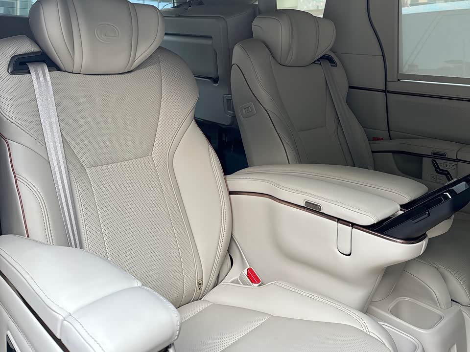 Lexus LM Lexus LM