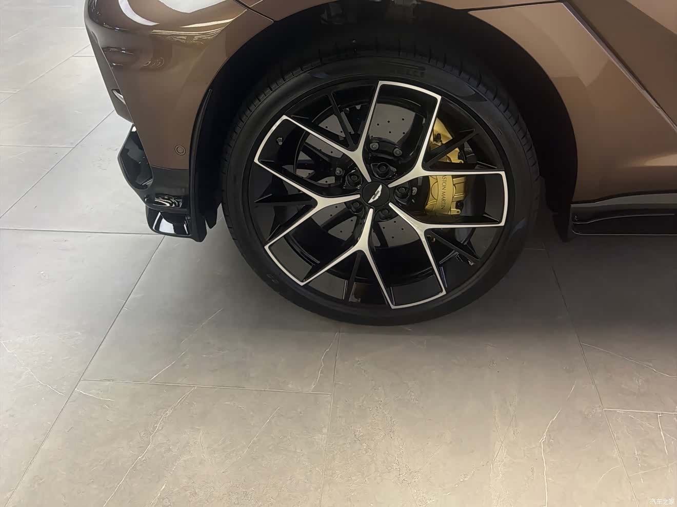 Aston Martin DBX, 2025 6