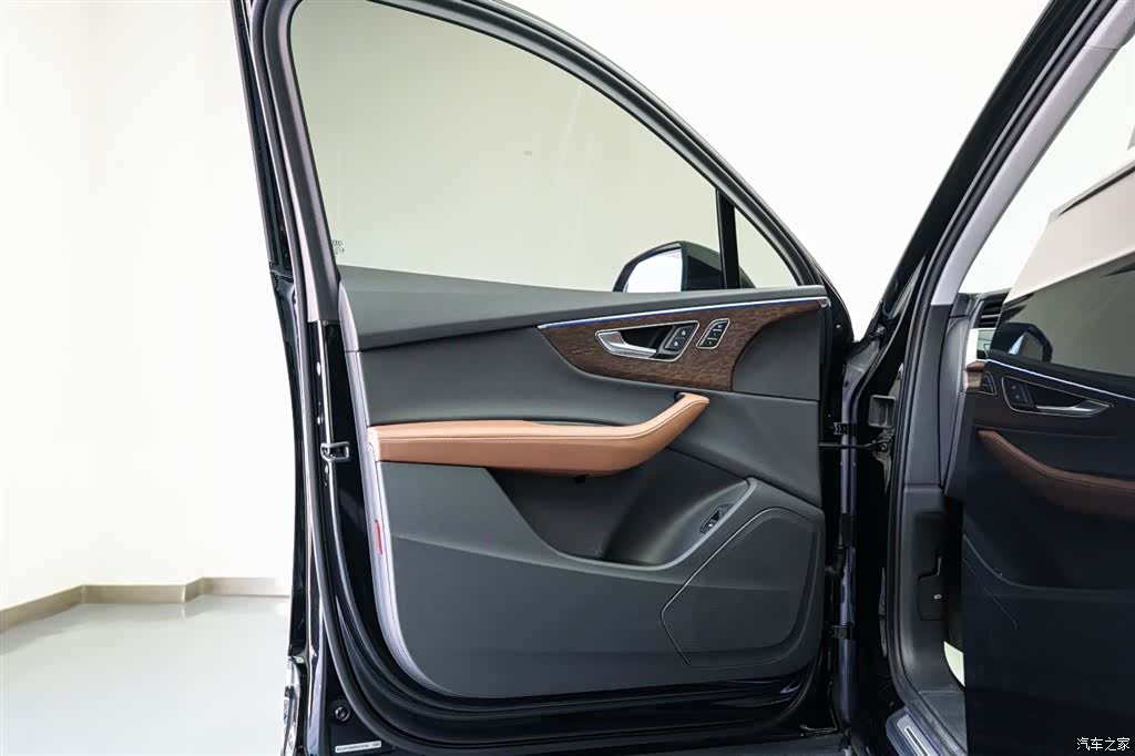 Audi Q7, 2023 10