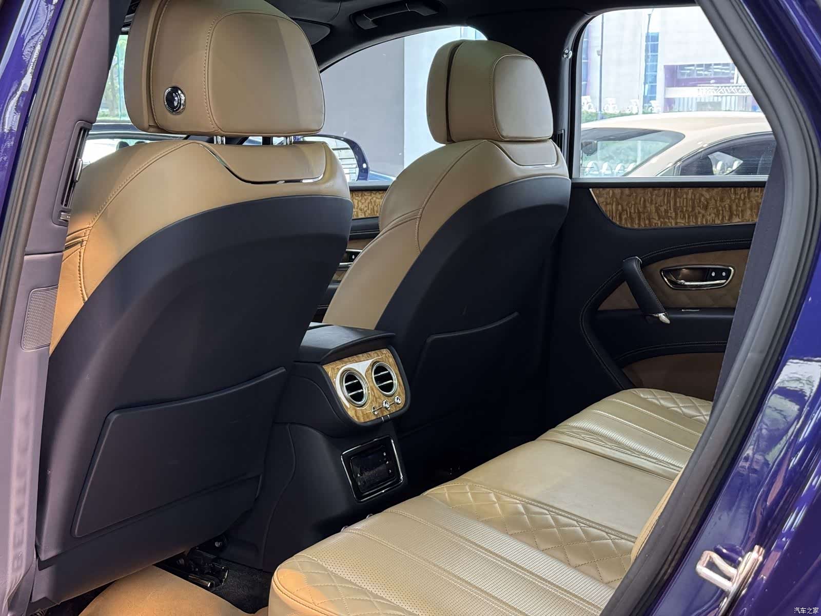 Bentley Bentayga, 2018 16