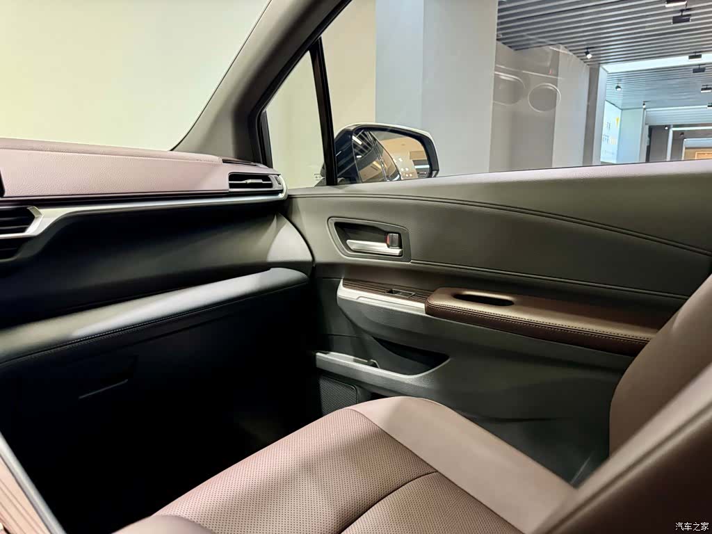 Toyota Granvia, 2025 22