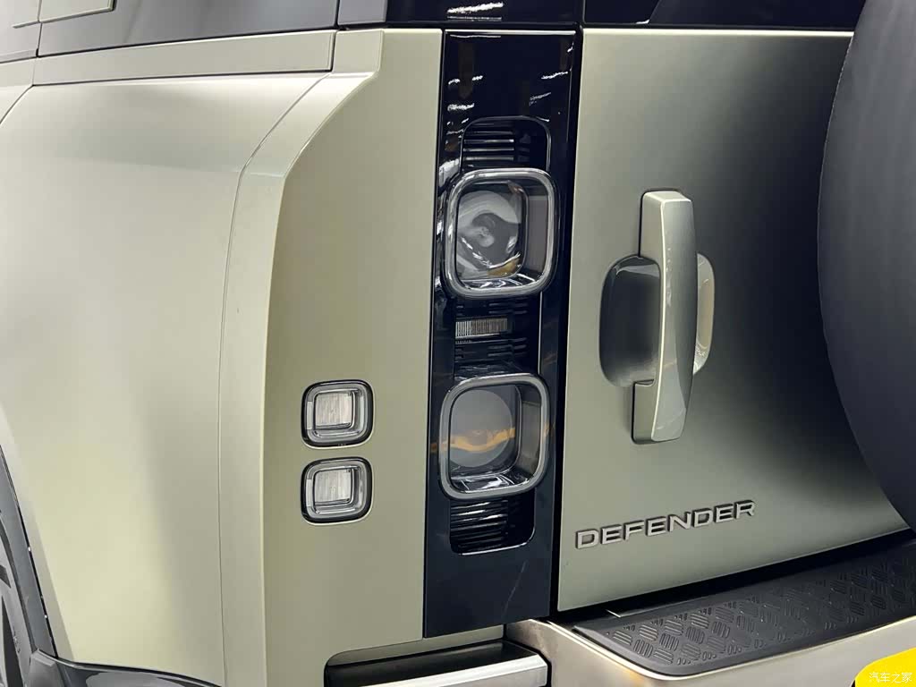 Land Rover Defender, 2022 10