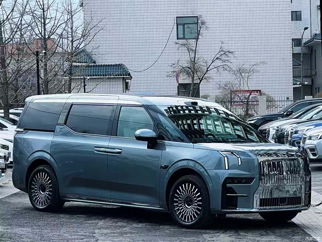 Zeekr 009, 2025 4