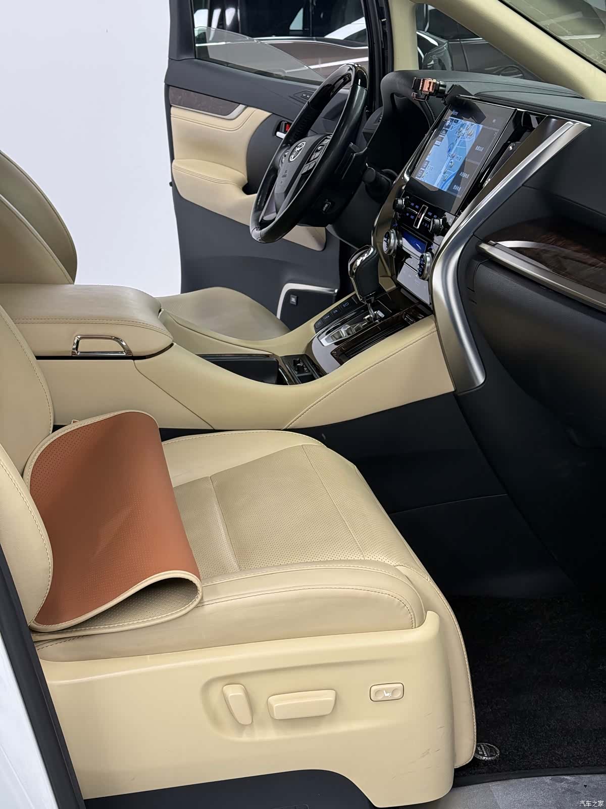 Toyota Alphard, 2023 все фото