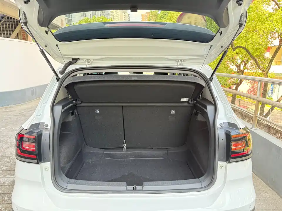 Volkswagen Exploring the shadow