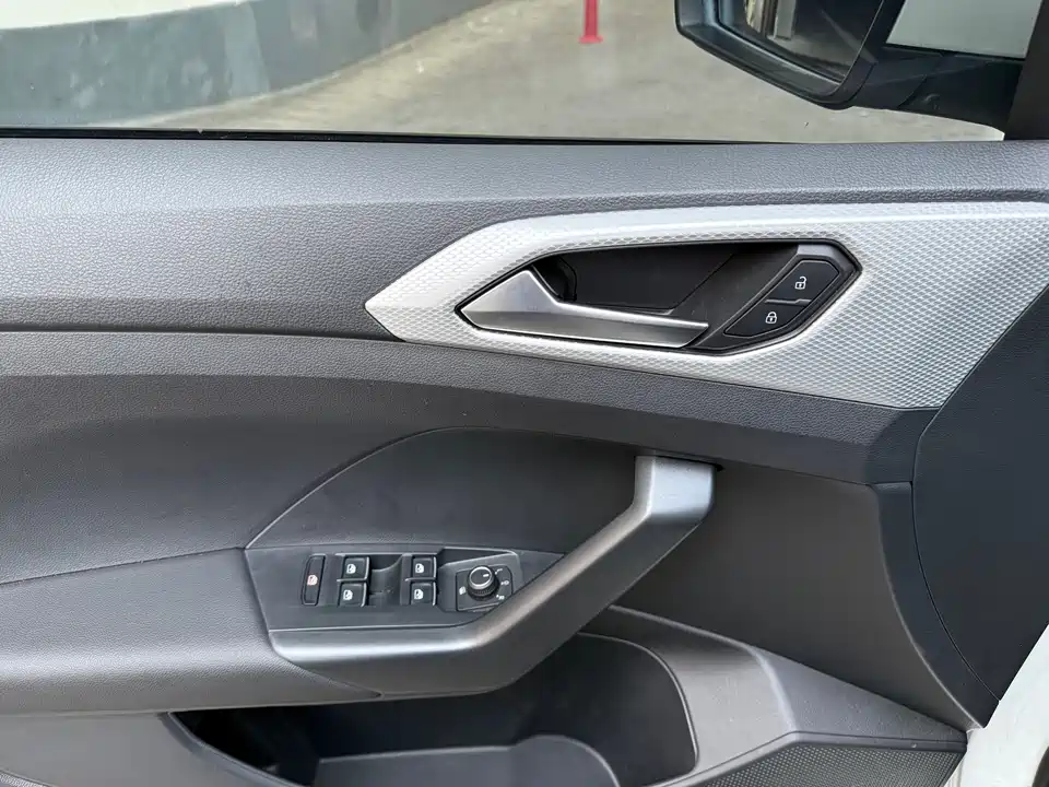 Volkswagen Exploring the shadow