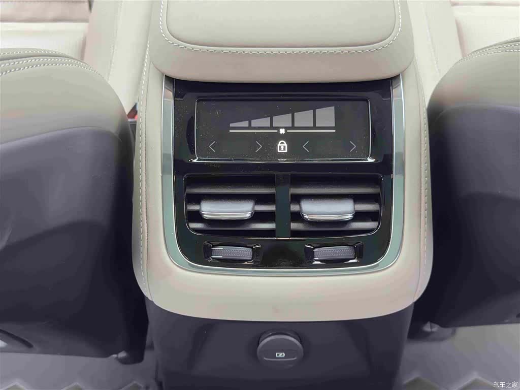 Volvo XC90, 2025 11