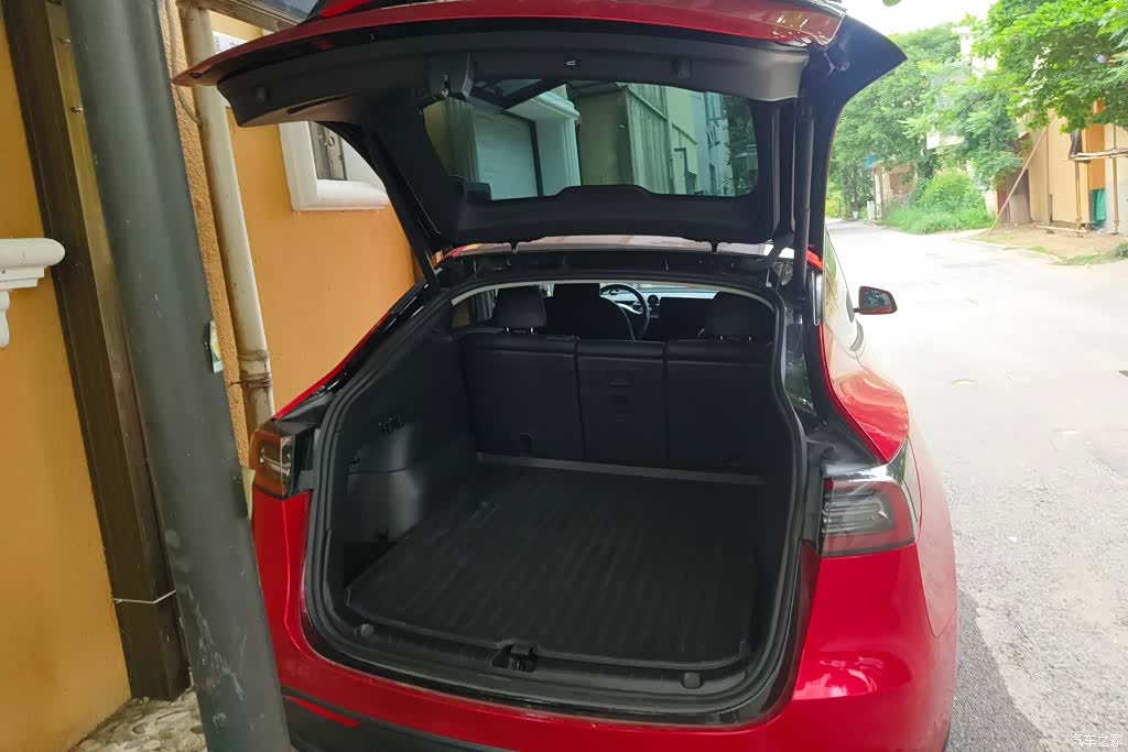 Tesla Model Y, 2023 4