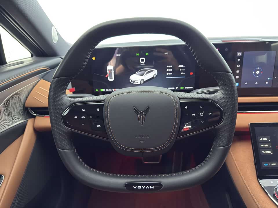 VOYAH Lantu chasing light