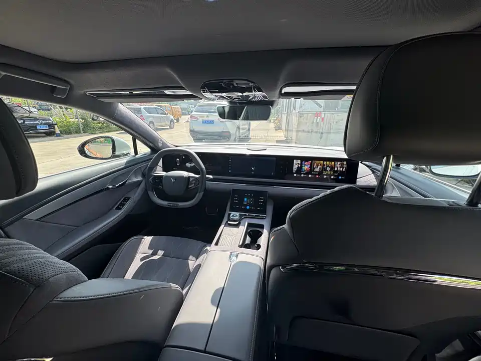 VOYAH Lantu chasing light