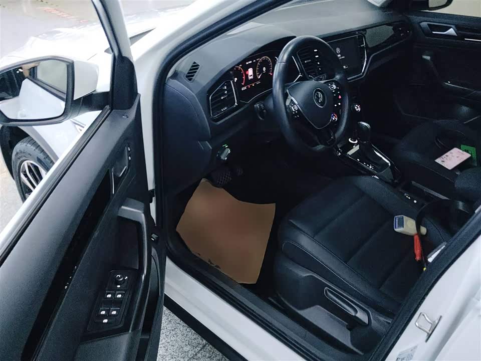 Volkswagen T-ROC exploring Songs