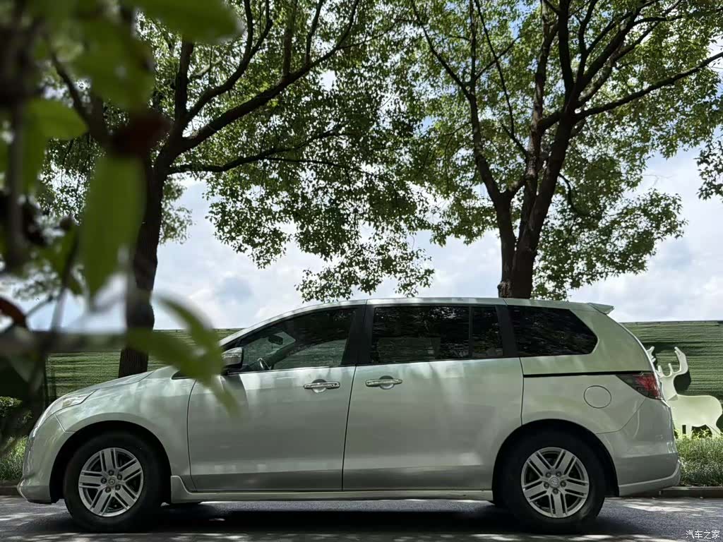 Mazda 8, 2011 3