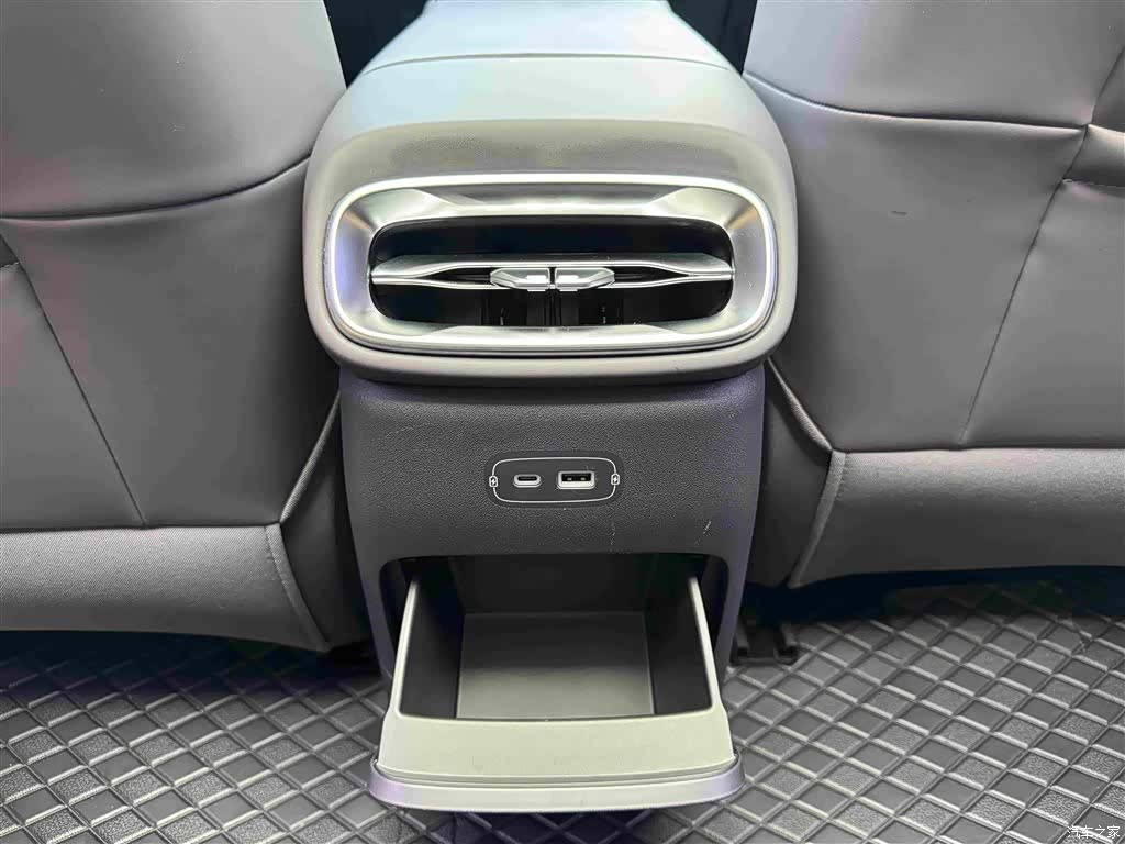 Leapmotor B01, 2025 23
