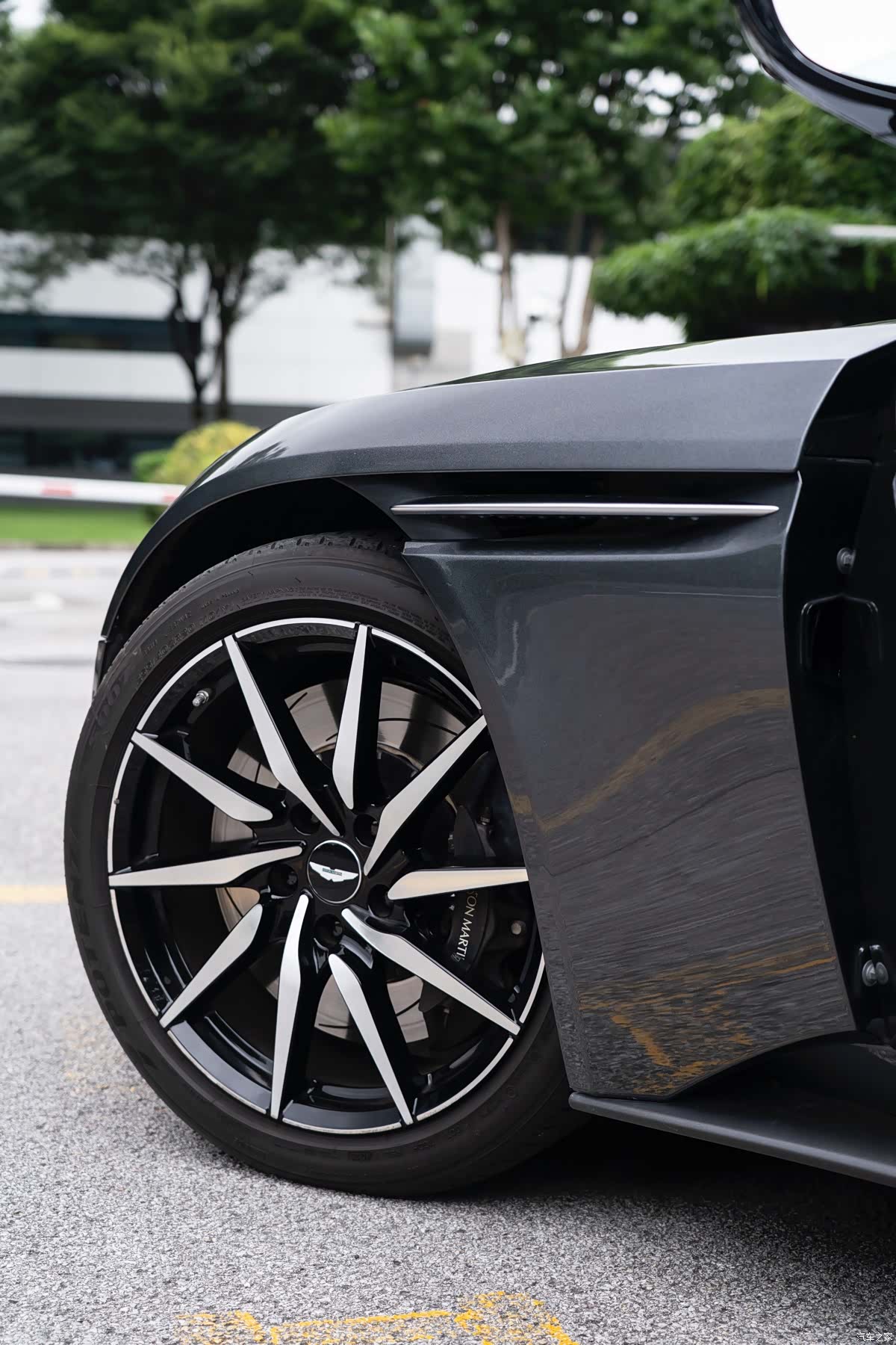 Aston Martin DB11, 2023 4