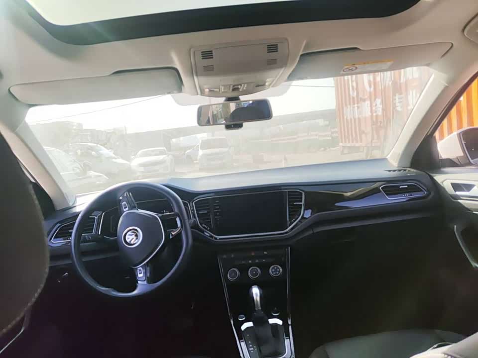 Volkswagen T-ROC exploring Songs
