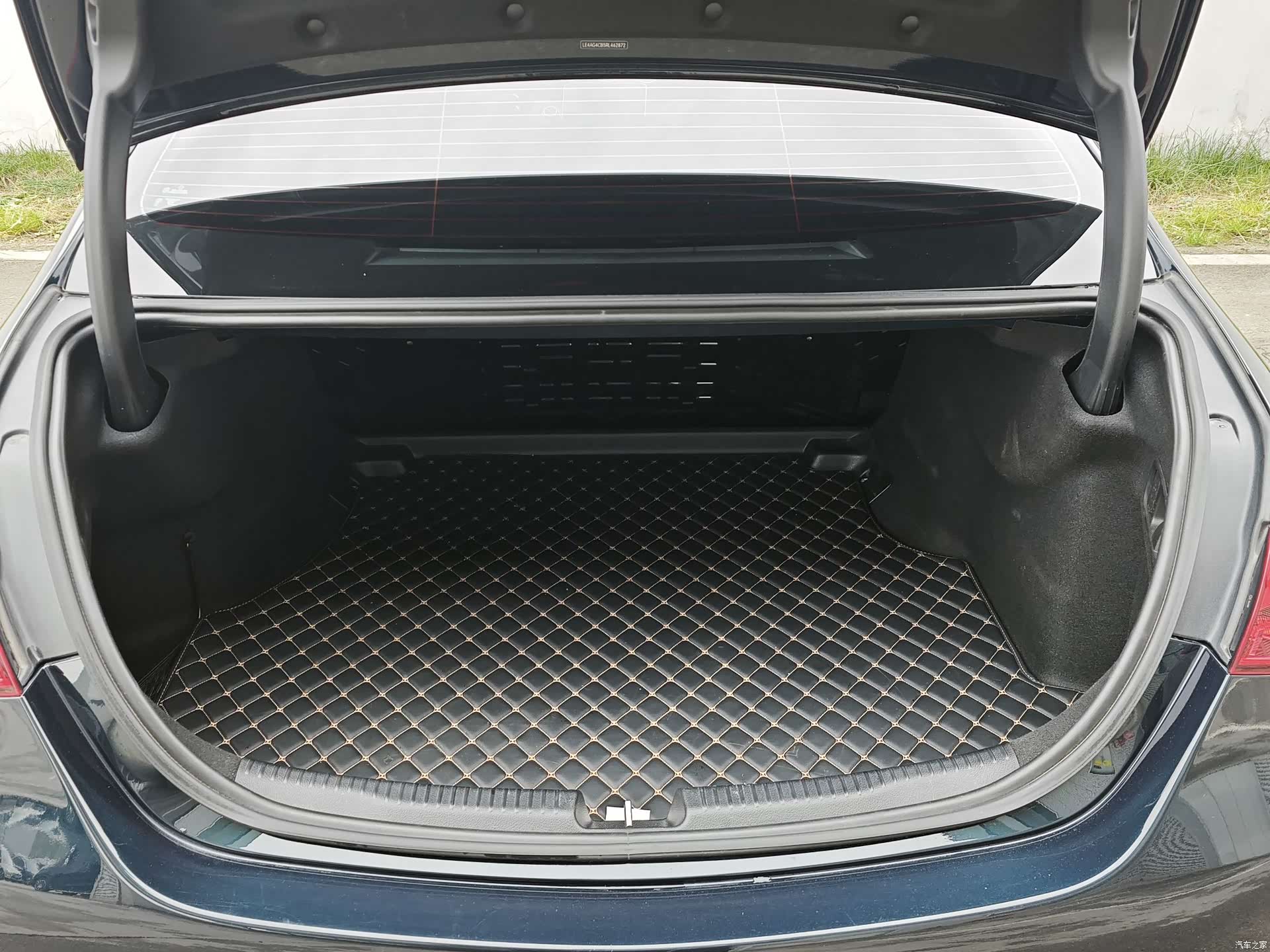 Mercedes-Benz C-Class, 2024 16