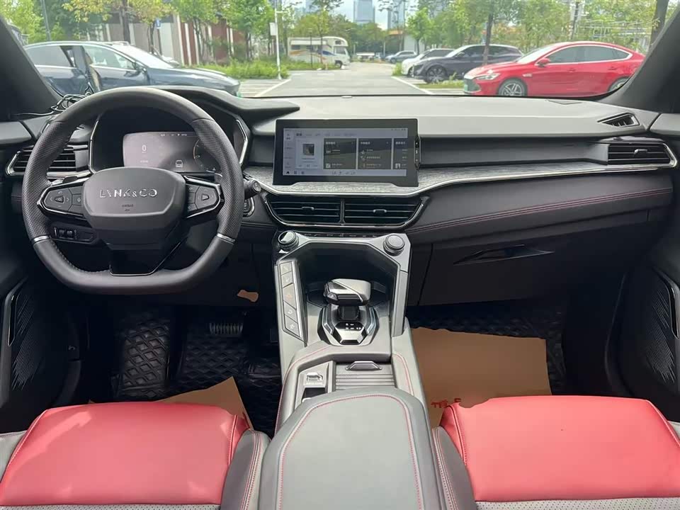 Lynk & Co 06