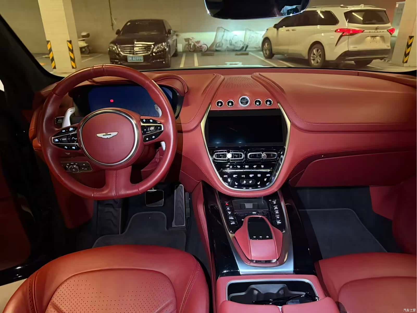 Aston Martin DBX, 2021 7