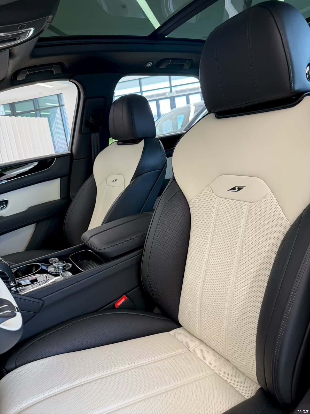 Bentley Bentayga, 1900 3
