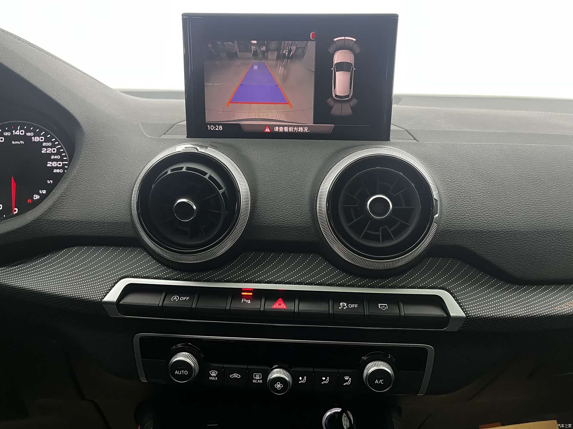 Audi Q2L, 2024 все фото