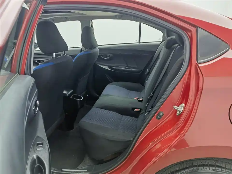 Toyota YARiS L to enjoy