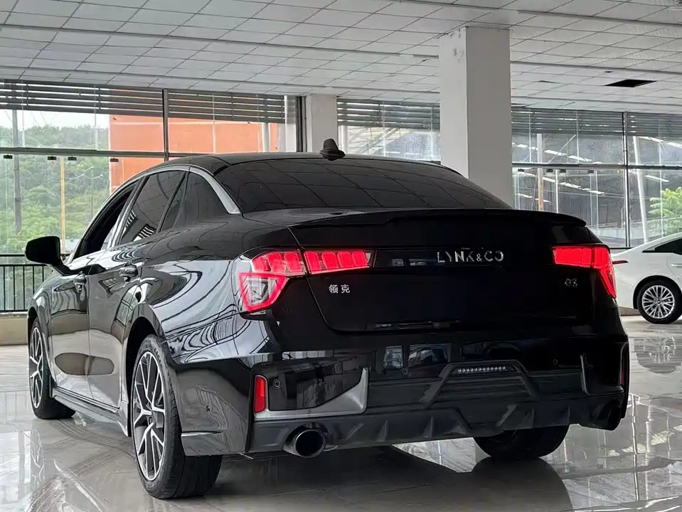 Lynk & Co 03