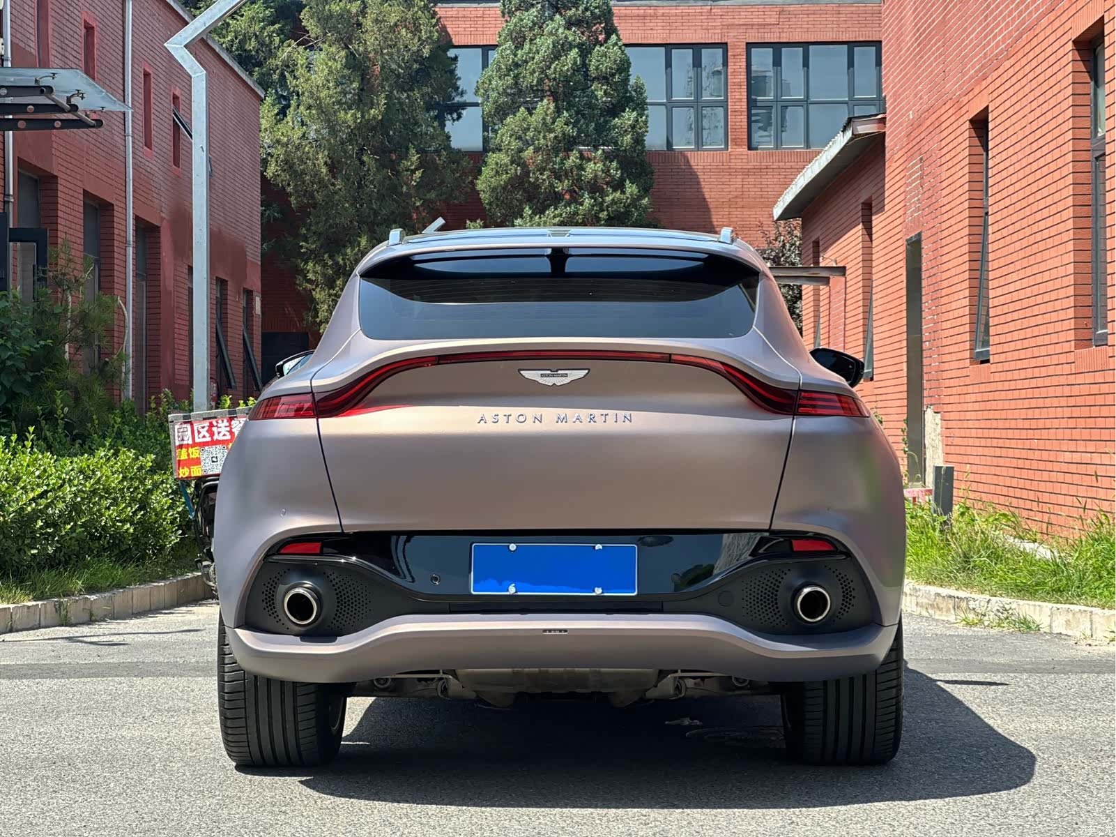 Aston Martin DBX, 2023 все фото