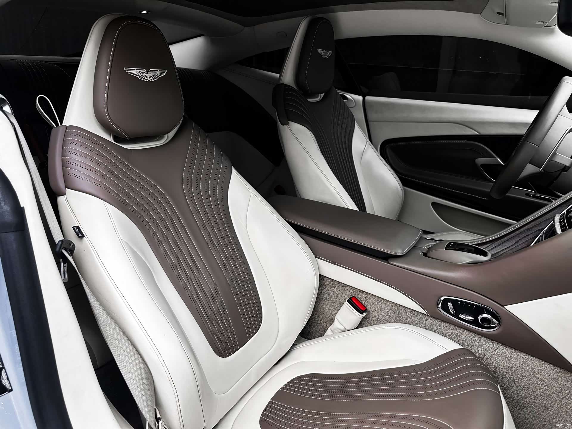 Aston Martin DB11, 2018 15